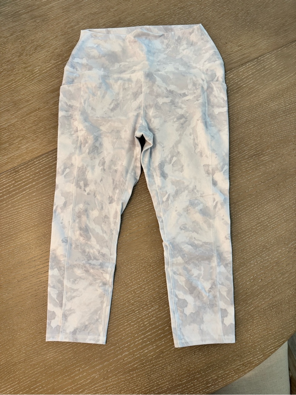 Women’s High-Waist Active Leggings in Light Marble Print
